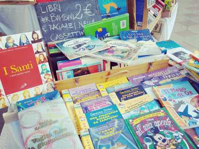Quando entriamo notiamo, all�interno di alcune cassette in legno, una prima offerta di testi di vario genere, soprattutto per bambini